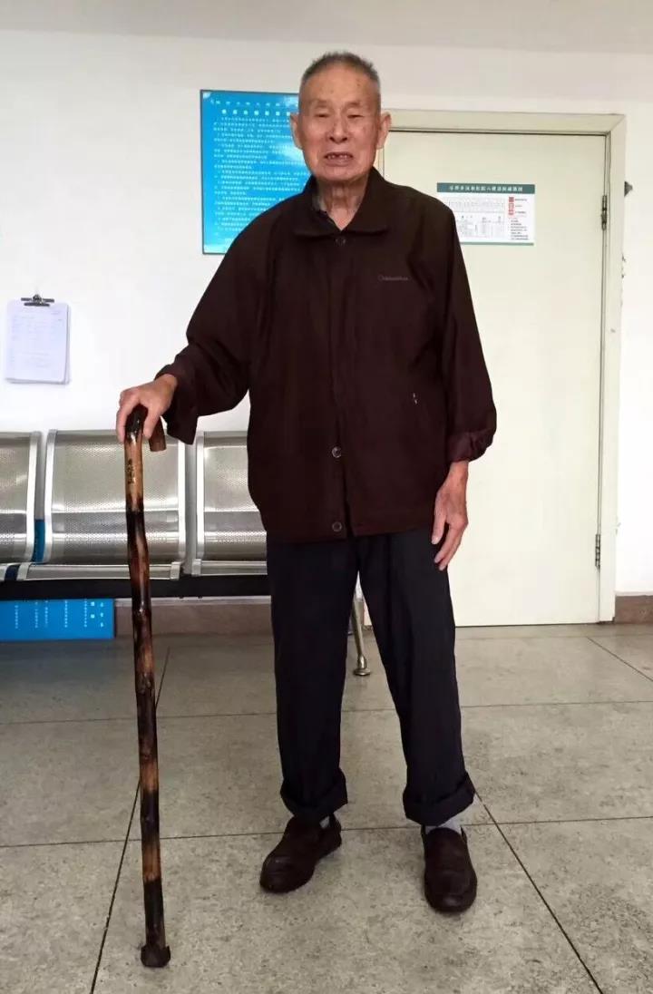 85岁老人在汉和医院手术摘掉挂了6年的尿袋